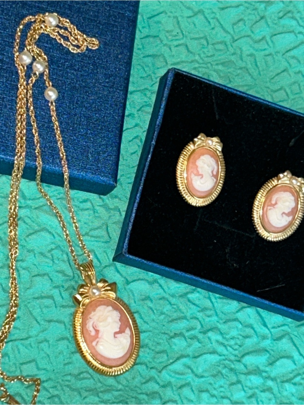 Vintage Cameo Pendant Necklace & Earrings Set - Gold Coral White Set